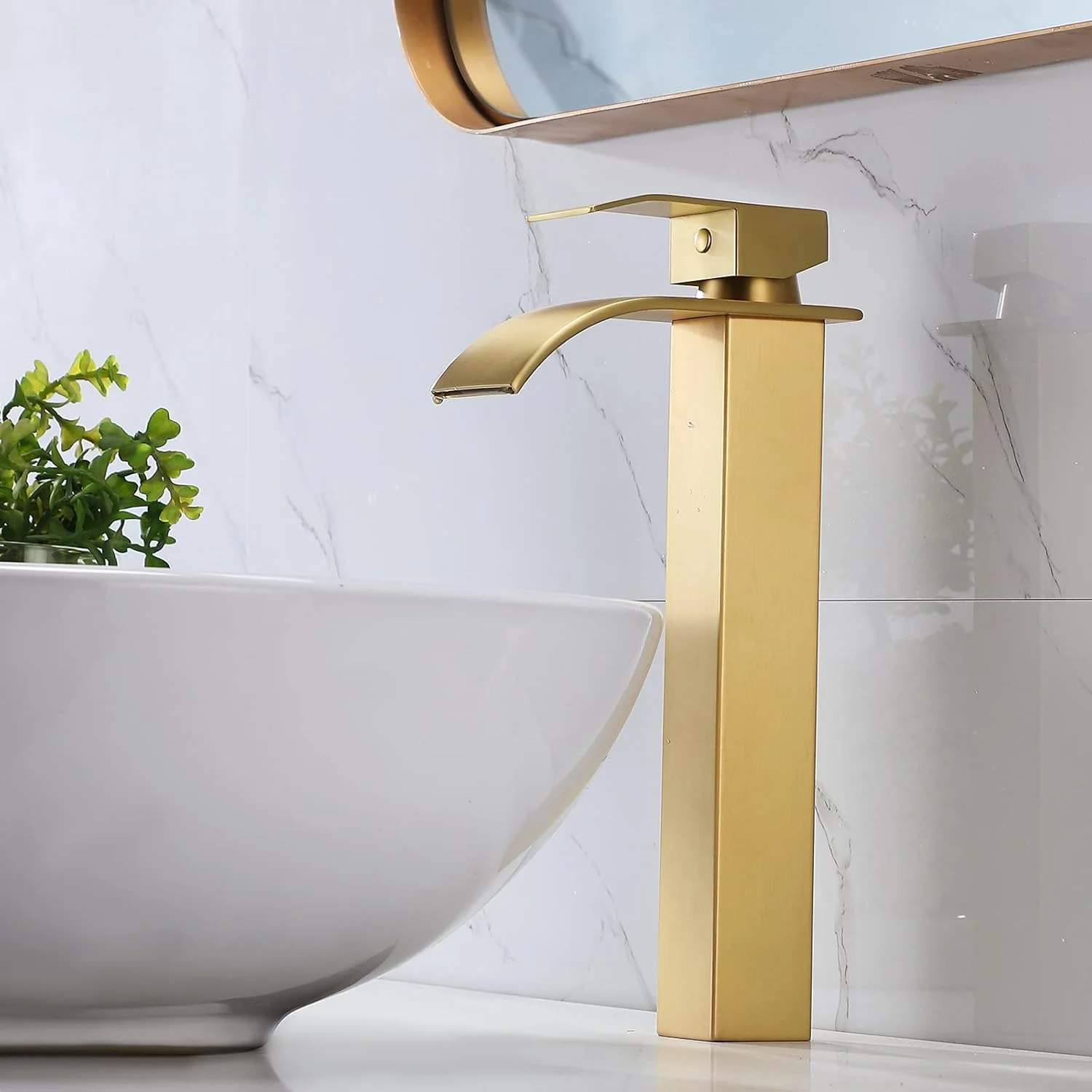 شیر روشویی آبشاری طلایی برس خورده VESLA HOME با بدنه پهن 4.5 سانتی متری، تک سوراخ و تک دستگیره، شیر بلند مناسب کاسه روشویی روکار - تصویر 3