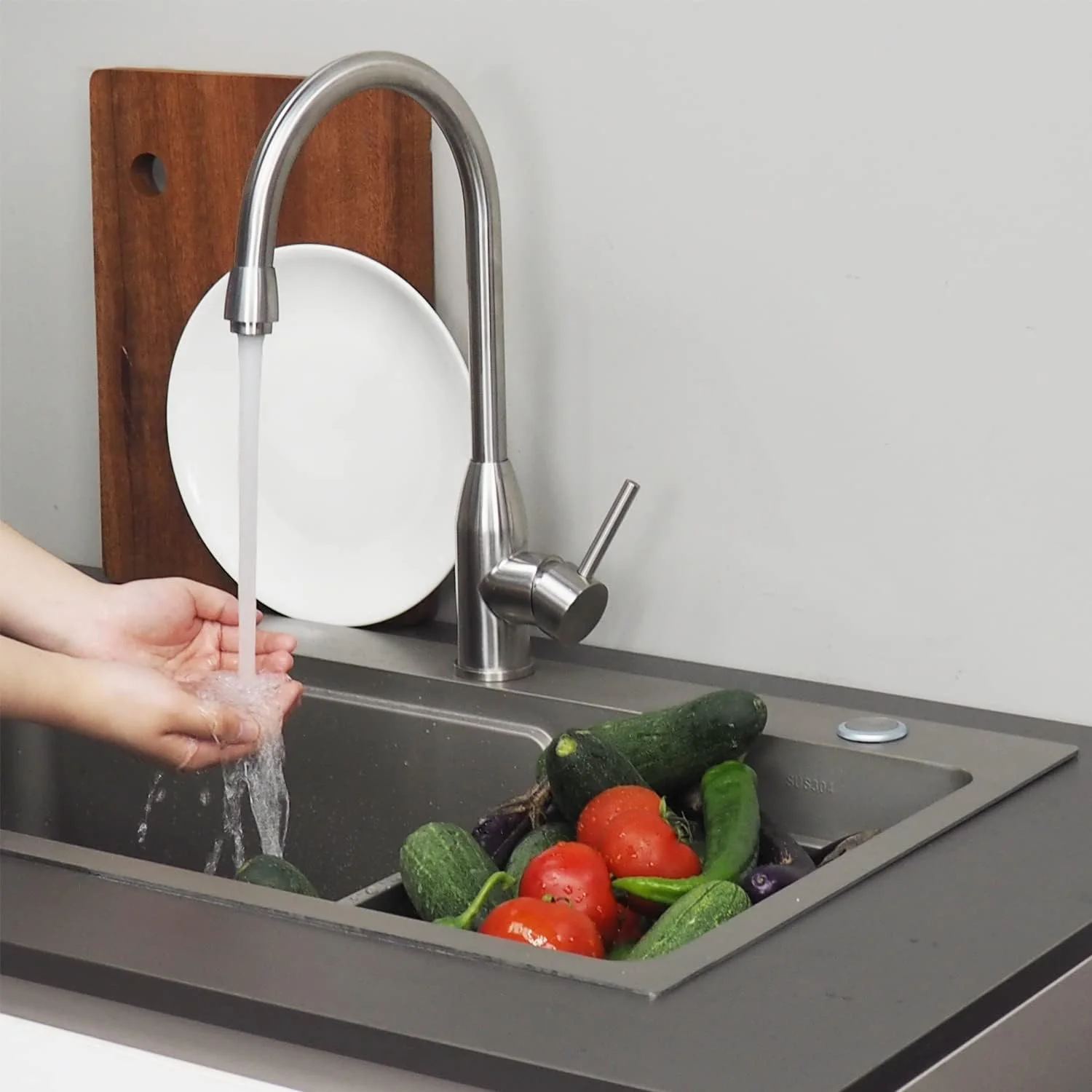 شیر آشپزخانه کمانی بلند فشن هوم - استیل ضد زنگ نیکل برس خورده، شیر سینک مدرن تک دستگیره با شلنگ 60 سانتی متری. شیر آشپزخانه کمانی بلند فشن هوم - استیل ضد زنگ نیکل برس خورده، شیر سینک مدرن تک دستگیره با شلنگ 60 سانتی متری.