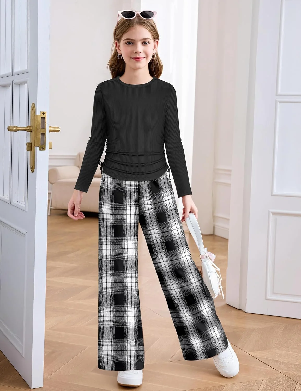 ست لباس دخترانه دو تکه شامل بلوز آستین بلند یقه گرد و شلوار چهارخانه با بند قابل تنظیم، مناسب برای دختران 7 تا 14 سال