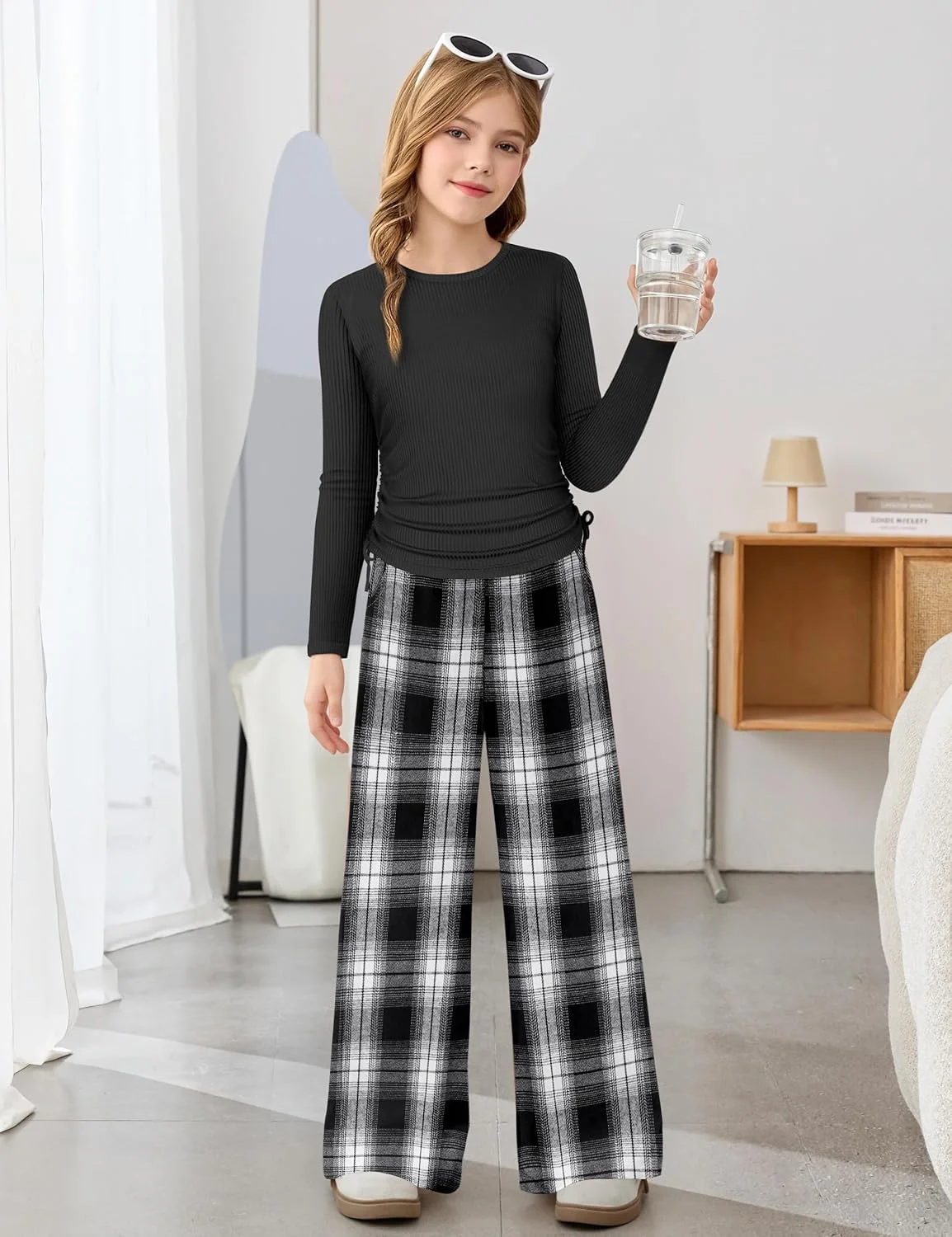 ست لباس دخترانه دو تکه شامل بلوز آستین بلند یقه گرد و شلوار چهارخانه با بند قابل تنظیم، مناسب برای دختران 7 تا 14 سال