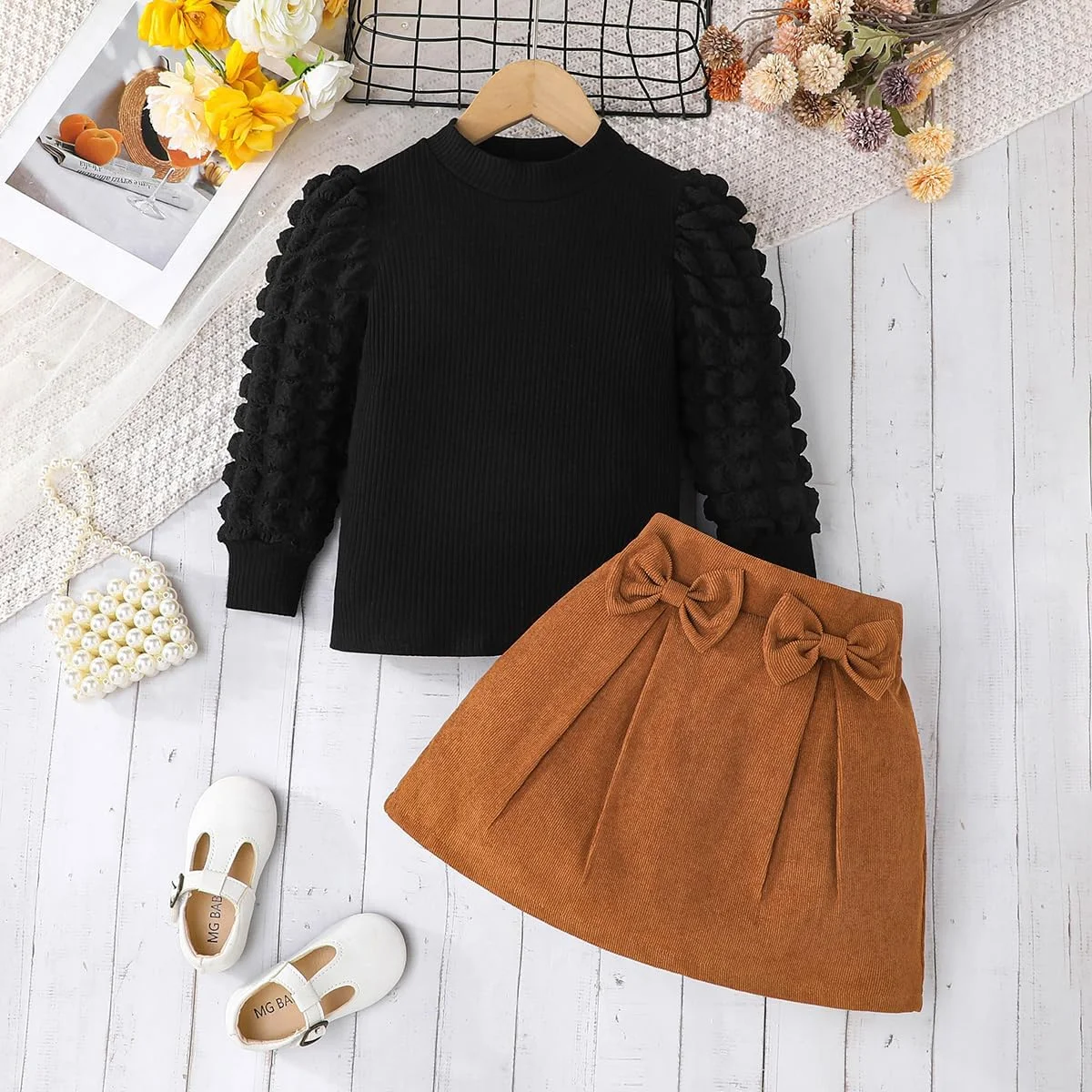 ست لباس دخترانه شامل بلوز با آستین پفی و دامن چهارخانه مناسب پاییز و زمستان ست لباس دخترانه شامل بلوز با آستین پفی و دامن چهارخانه مناسب پاییز و زمستان