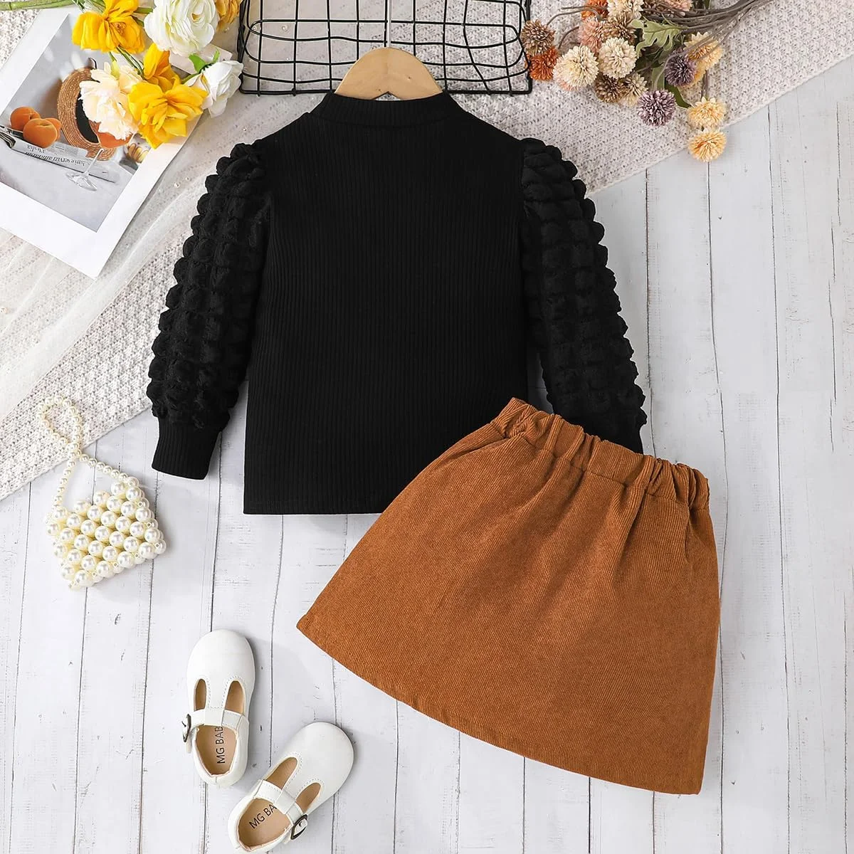 ست لباس دخترانه شامل بلوز با آستین پفی و دامن چهارخانه مناسب پاییز و زمستان ست لباس دخترانه شامل بلوز با آستین پفی و دامن چهارخانه مناسب پاییز و زمستان