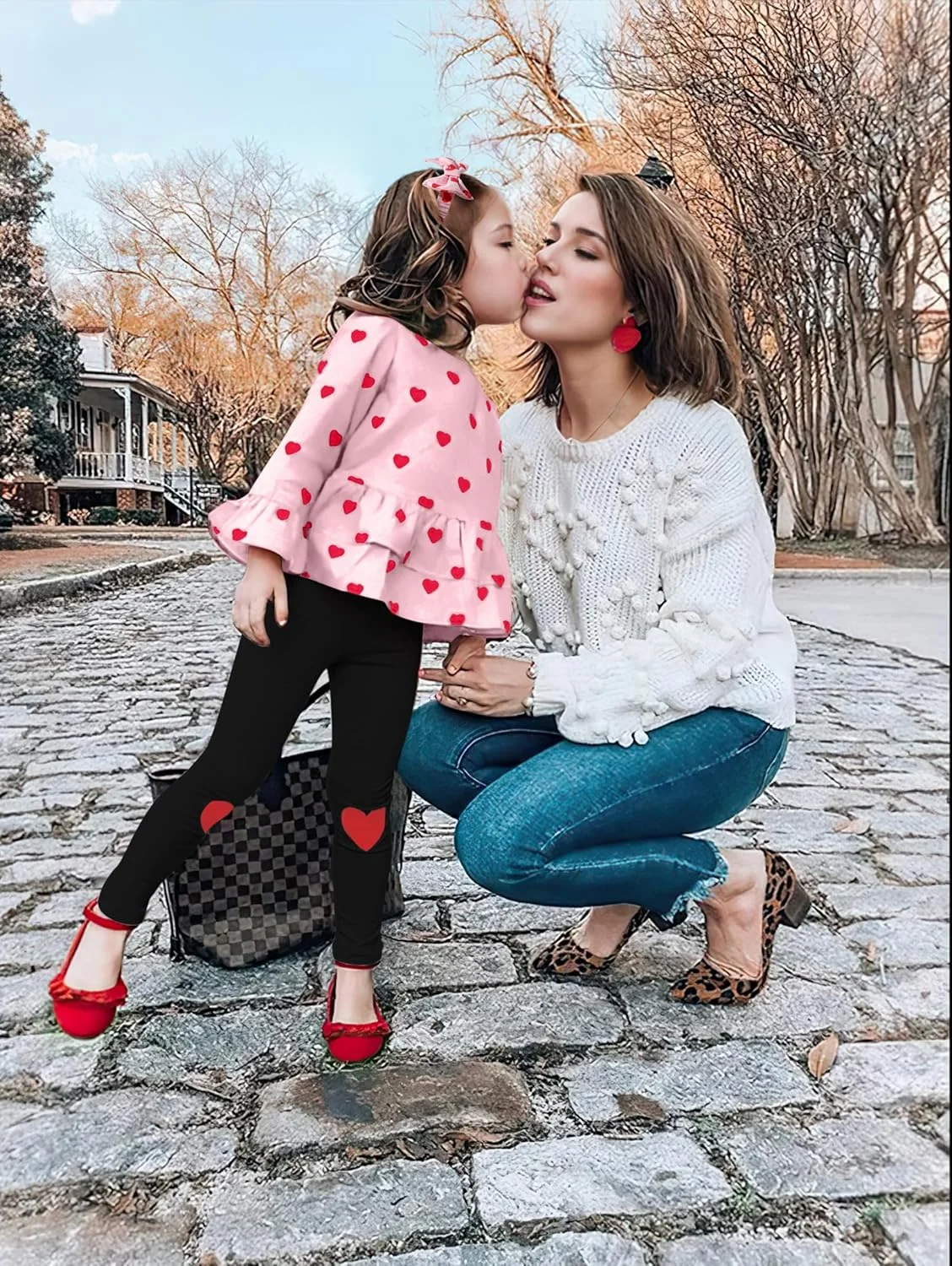 ست لباس دخترانه شامل تاپ قلبی، شلوار لگینگ و هدبند قلبی - مناسب 18 ماه تا 6 سال ست لباس دخترانه شامل تاپ قلبی، شلوار لگینگ و هدبند قلبی - مناسب 18 ماه تا 6 سال