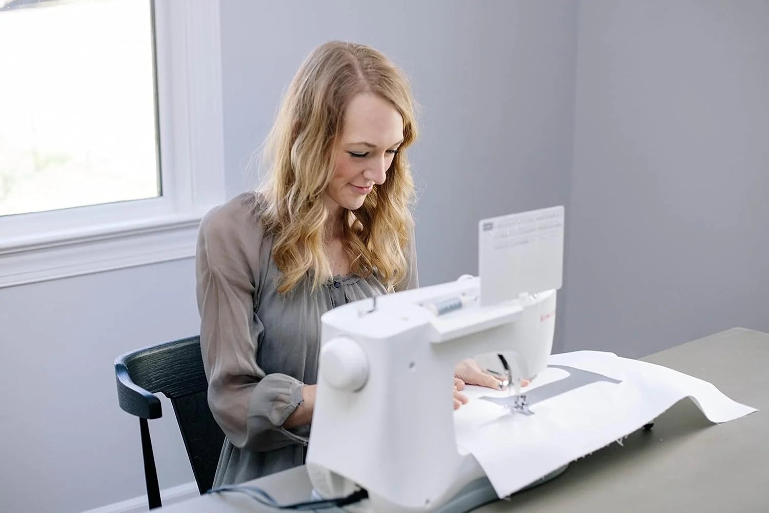 چرخ خیاطی کامپیوتری سینگر مدل Confidence 7640، دارای 8 مدل جادکمه یک مرحله ای و الگوهای حروف الفبا، و کنترل سرعت با دکمه شروع/توقف – سفید، تک سایز