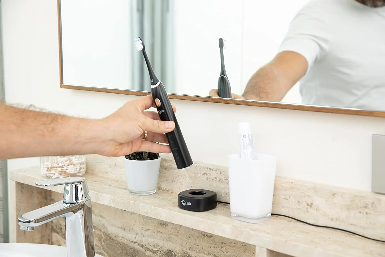 مسواک برقی Qutek DENTiCARE با فناوری هوشمند صوتی، شارژ بی‌سیم، 5 حالت مسواک زدن تا 40000 ضربه در دقیقه، اتصال به اپلیکیشن موبایل iOS و Android