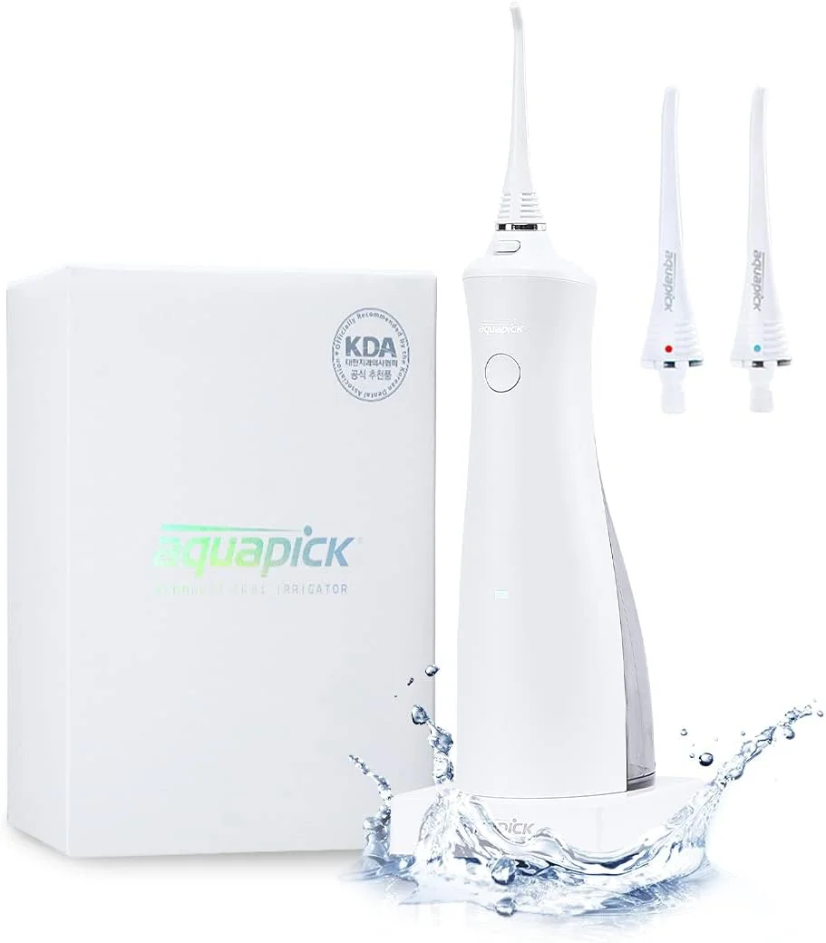 واتر فلاسر آکواپیک مدل AQ-230، دستگاه شستشوی دهان و دندان حرفه‌ای، بی‌سیم، قابل حمل و شارژ، مناسب برای مسافرت و منزل، ضد آب IPX7، دارای 3 حالت شستشو، مخزن آب 200 میلی‌لیتری به همراه 2 سری