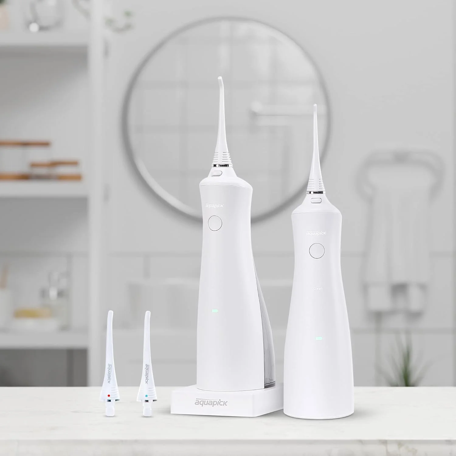 واتر فلاسر آکواپیک مدل AQ-230، دستگاه شستشوی دهان و دندان حرفه‌ای، بی‌سیم، قابل حمل و شارژ، مناسب برای مسافرت و منزل، ضد آب IPX7، دارای 3 حالت شستشو، مخزن آب 200 میلی‌لیتری به همراه 2 سری