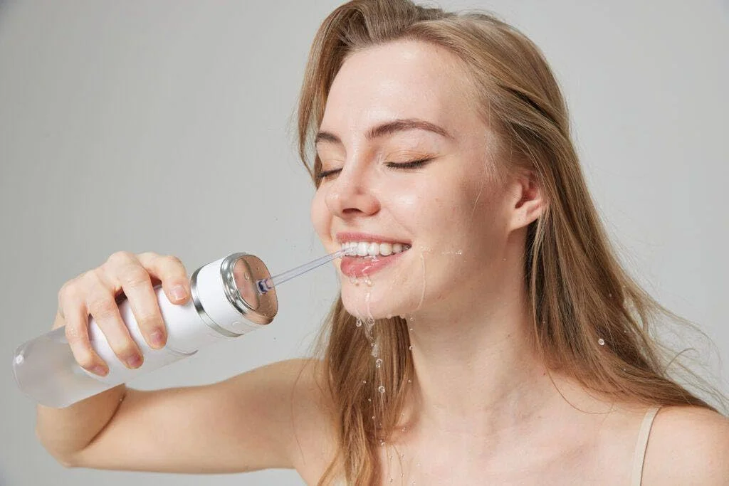 واتر فلاسر قابل حمل، دستگاه آبیاری دهان و دندان بی سیم، تمیز کننده دندان قابل شارژ، سفید