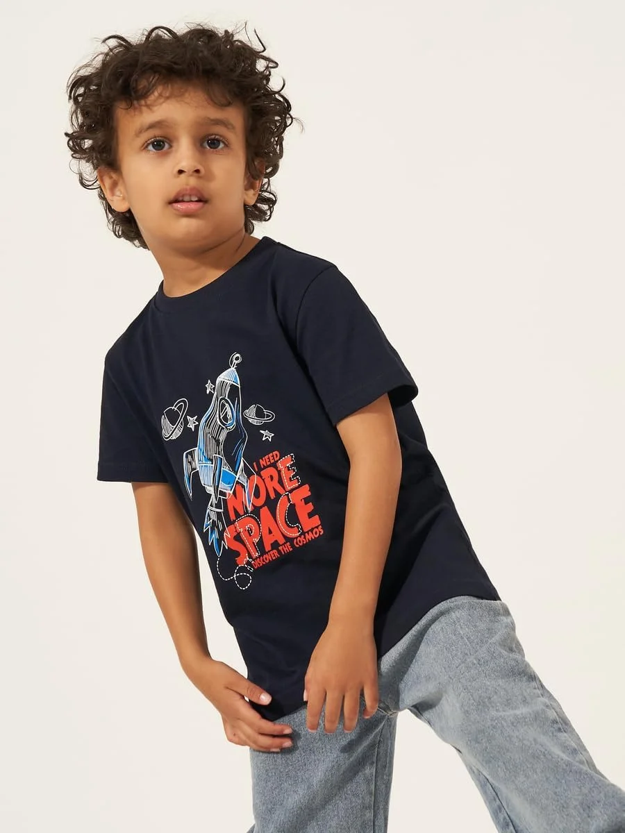 تی شرت آستین کوتاه پسرانه با طرح گرافیکی استایلی