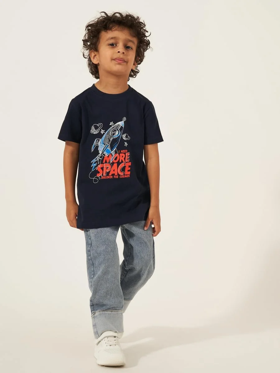 تی شرت آستین کوتاه پسرانه با طرح گرافیکی استایلی