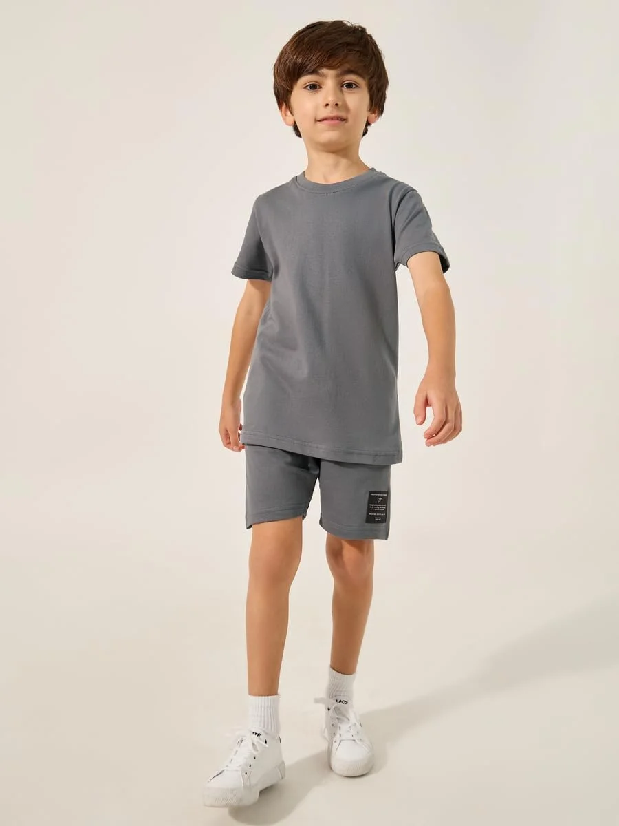 ست تی‌شرت آستین کوتاه و شلوارک پسرانه با جزئیات نشان استایلی