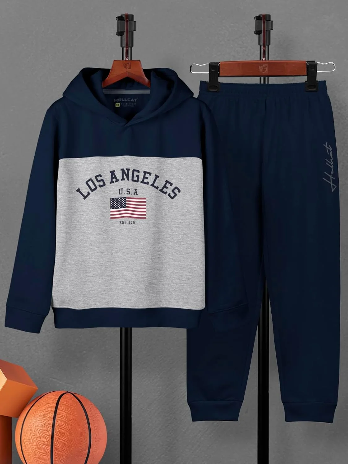 ست لباس پسرانه شامل هودی، تیشرت و شلوار جاگر طرح دار و شیک، ترکیب پنبه