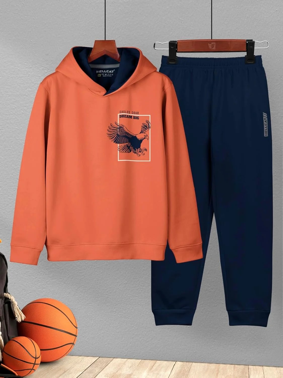 ست لباس پسرانه شامل هودی آستین بلند طرح دار، تیشرت و شلوار جاگر از جنس ترکیب پنبه