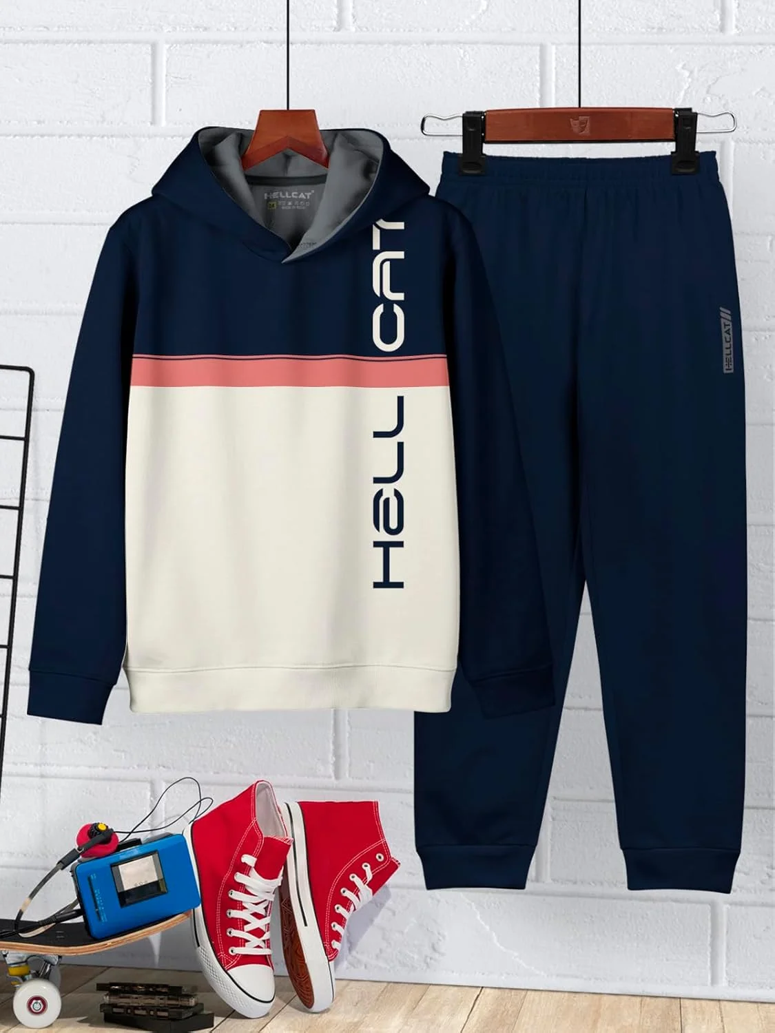 ست لباس پسرانه شامل هودی آستین بلند، تیشرت و شلوار جاگر از جنس ترکیبی پنبه با طرح چاپی