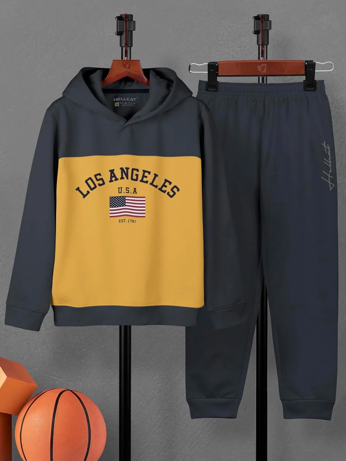 ست لباس پسرانه شامل هودی، تیشرت و شلوار جاگر طرح‌دار، جنس پنبه‌ای