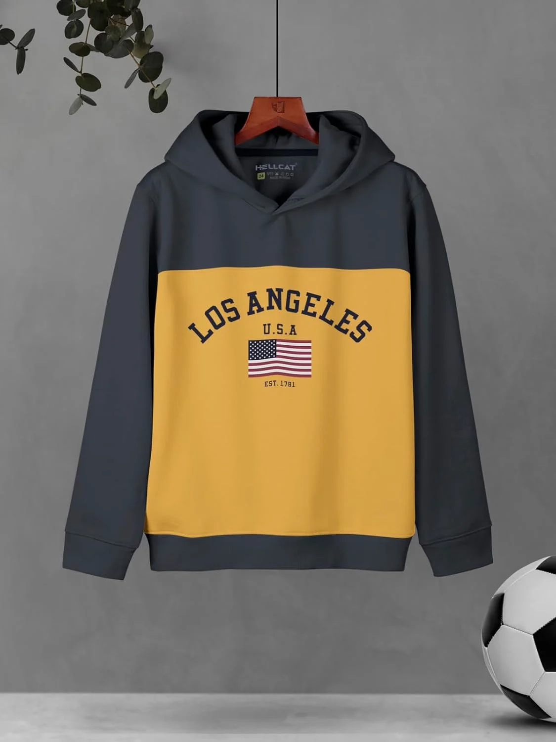 ست لباس پسرانه شامل هودی، تیشرت و شلوار جاگر طرح‌دار، جنس پنبه‌ای