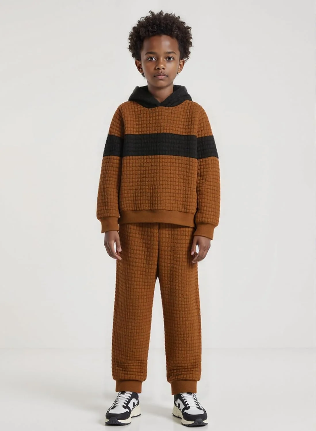 ست لباس پسرانه شامل هودی آستین بلند و شلوار راحتی، مناسب فصل پاییز و زمستان، طرح تکه دوزی و چهارخانه ست لباس پسرانه شامل هودی آستین بلند و شلوار راحتی، مناسب فصل پاییز و زمستان، طرح تکه دوزی و چهارخانه