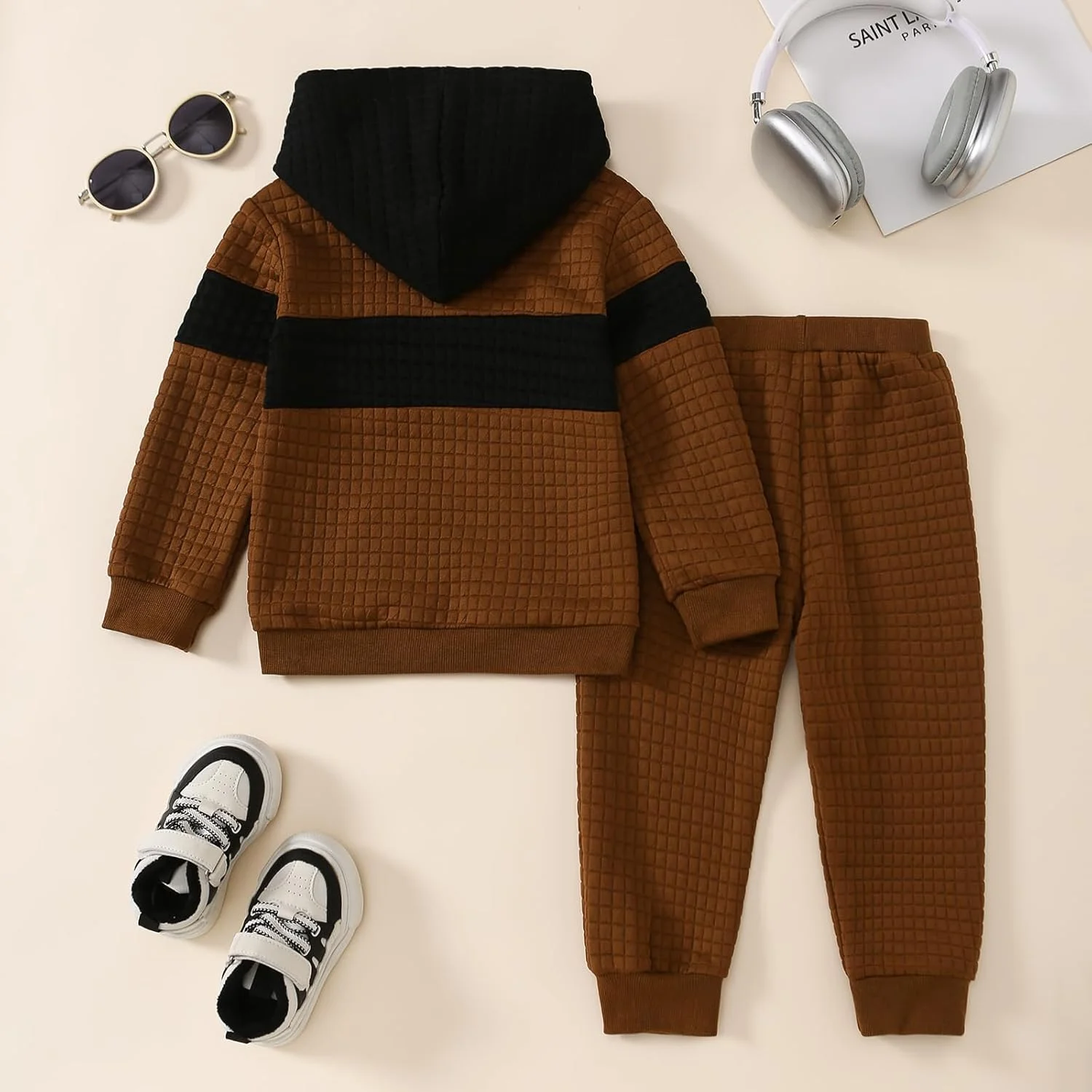 ست لباس پسرانه شامل هودی آستین بلند و شلوار راحتی، مناسب فصل پاییز و زمستان، طرح تکه دوزی و چهارخانه ست لباس پسرانه شامل هودی آستین بلند و شلوار راحتی، مناسب فصل پاییز و زمستان، طرح تکه دوزی و چهارخانه