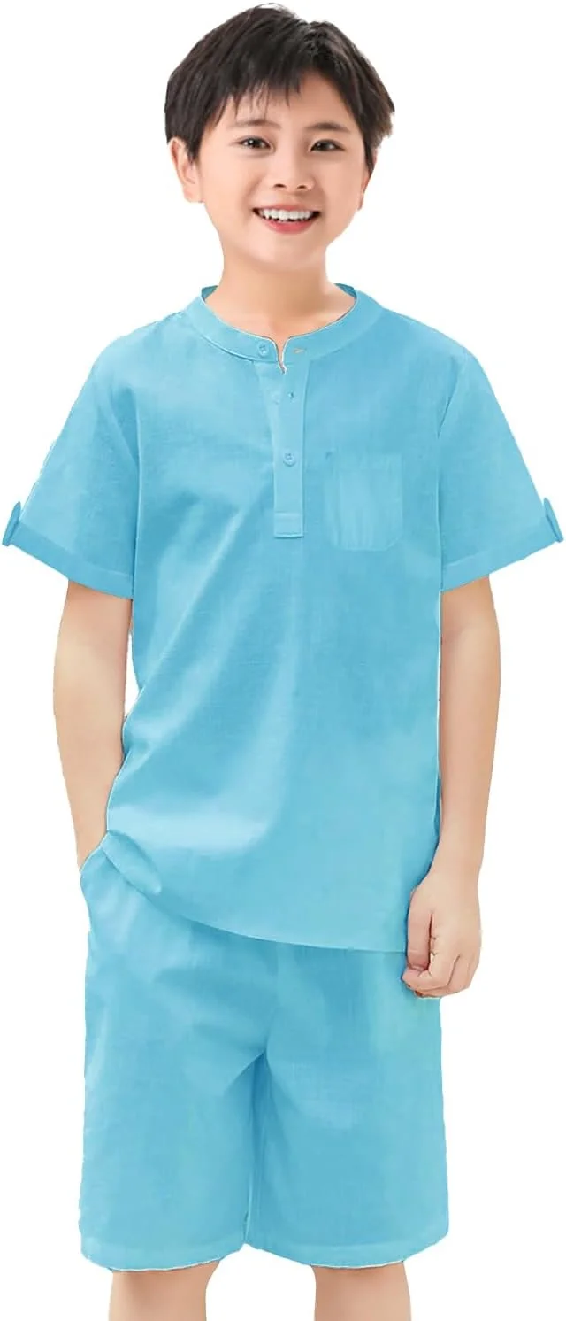 ست دو تکه پسرانه شامل تیشرت یقه هنلی آستین کوتاه و شلوارک، مناسب برای تابستان