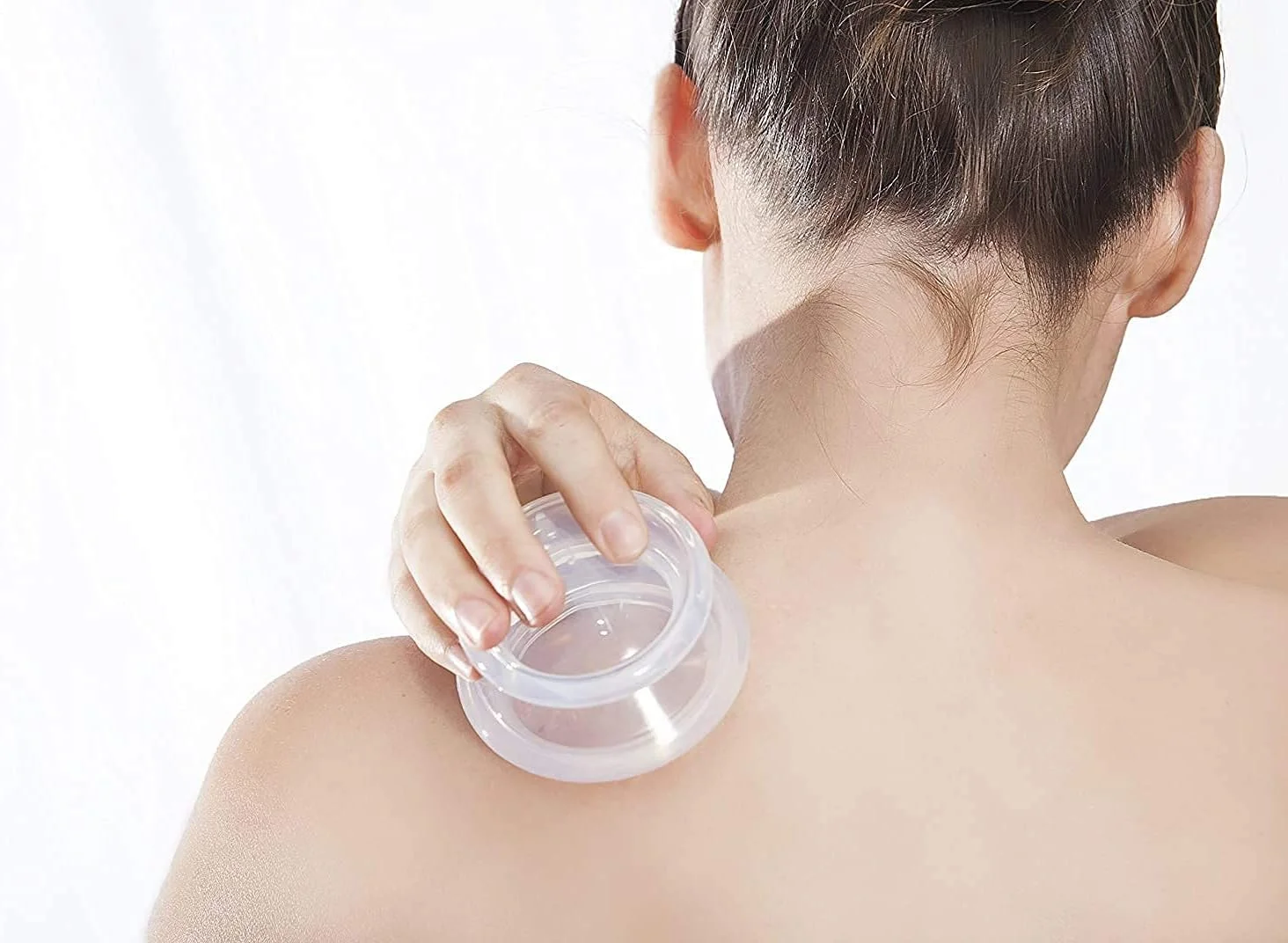 مجموعه ابزار ماساژ درمانی حجامت (4 فنجان) ابزار ماساژور سیلیکونی حرفه ای برای تسکین درد مفاصل، فنجان های ماساژ سیلیکونی خودکار برای عضلات عمقی، ضد سلولیت، بدن، گردن، زانو، لنف، صورت درباره حجامت چینی. حجامت درمانی یک روش درمانی سنتی با بیش از دو هزار و سیصد سال قدمت در چین است. یک ضرب المثل معروف وجود داشت: "وقتی حجامت انجام شود، نیمی از بیماری درمان می شود." با این حال، به طور کلی، ابزارهای حجامت قبلی از شاخ، بامبو، سفال، شیشه و مواد پلاستیکی ساخته می شدند. به دلیل سختی این مواد، قسمت های کمتری از بدن وجود دارد که می توان از آنها استفاده کرد. بر اساس حجامت درمانی سنتی، ما از مواد جدید و فناوری های مدرن استفاده می کنیم و نوع جدیدی از ابزار حجامت را ارائه می دهیم - کوزه حجامت الاستیک. هیچ آتش سوزی و سوختگی رخ نخواهد داد زیرا هیچ آتشی در دستکاری دخیل نیست. و نیروی مکش آن قوی است و به راحتی قابل تنظیم است. یادگیری و تسلط بر آن بسیار آسان است: 1. فنجان های سیلیکونی را روی پوست خود قرار دهید. 2. هنگام قرار دادن یک شیشه، یکی شیشه را با انگشت اشاره، انگشت میانی و انگشت حلقه در اطراف حاشیه دهانه شیشه نگه می دارد، شیشه را روی محل حجامت قرار می دهد، سپس بالای شیشه را با انگشت شست فشار می دهد و حاشیه دهانه شیشه را کمی با سه انگشت دیگر بلند می کند تا هوا خارج شود. 3. سپس شیشه را روی پوست فشار داده و سه انگشت و سپس آنها را رها کنید. اکنون شیشه روی پوست مکیده شده است. 4. شیشه را با یک دست نگه دارید و آن را به یک طرف فشار دهید، در طرف دیگر، پوست نزدیک دهان را با دست دیگر فشار دهید. بنابراین یک شکاف کوچک ایجاد می شود و هوا می تواند از طریق شکاف وارد شود. شیشه به طور طبیعی می افتد.