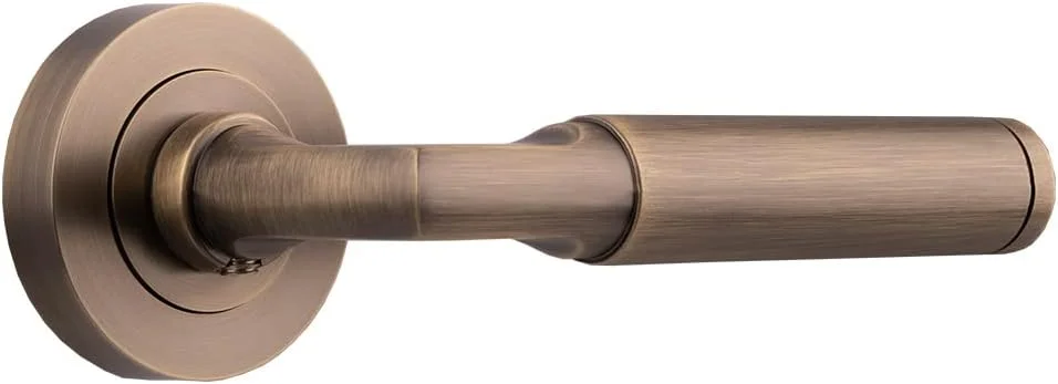 پک کامل دستگیره درب Carlisle Brass Belas، شامل یک جفت دستگیره، 3 لولا و یک زبانه 3 اینچی برنجی عتیقه