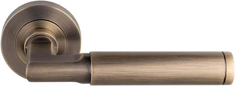 پک کامل دستگیره درب Carlisle Brass Belas، شامل یک جفت دستگیره، 3 لولا و یک زبانه 3 اینچی برنجی عتیقه