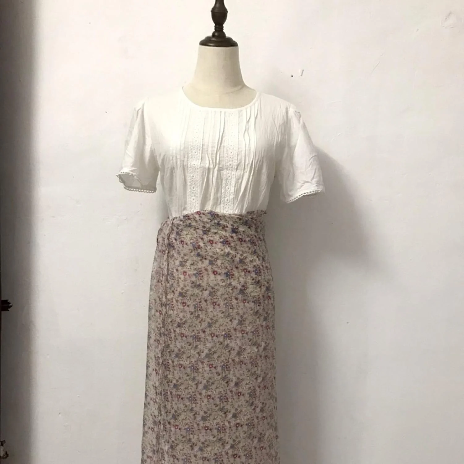 مانکن خیاطی زنانه، مانکن نیم تنه زنانه، فرم لباس، نمایشگر لباس، نیم تنه خیاطی با پایه سه پایه، چوبی دو رنگ - B