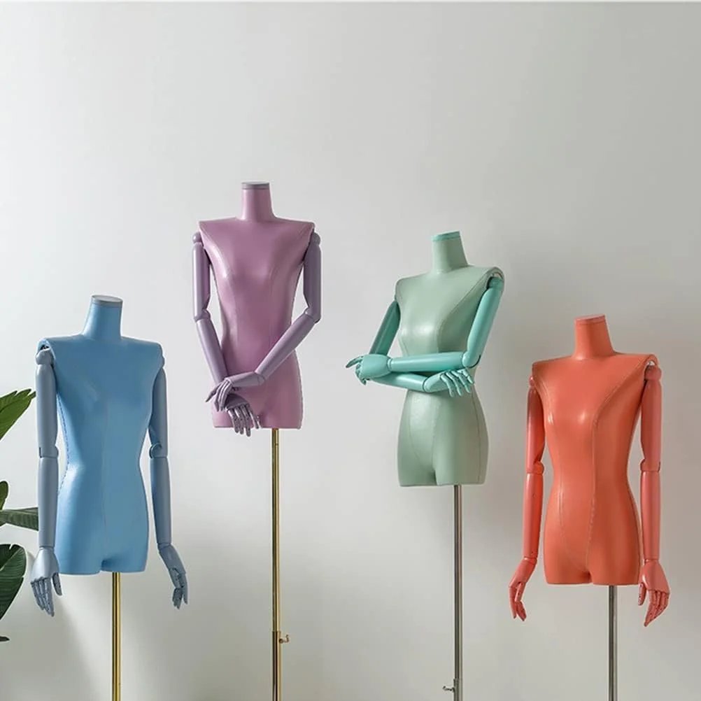 مانکن زنانه با بدنه PU رنگی و بازوهای چوبی، مانکن نمایش تنه برای فروشگاه های لباس، جواهرفروشی ها، بوتیک ها، پایه مربعی نارنجی