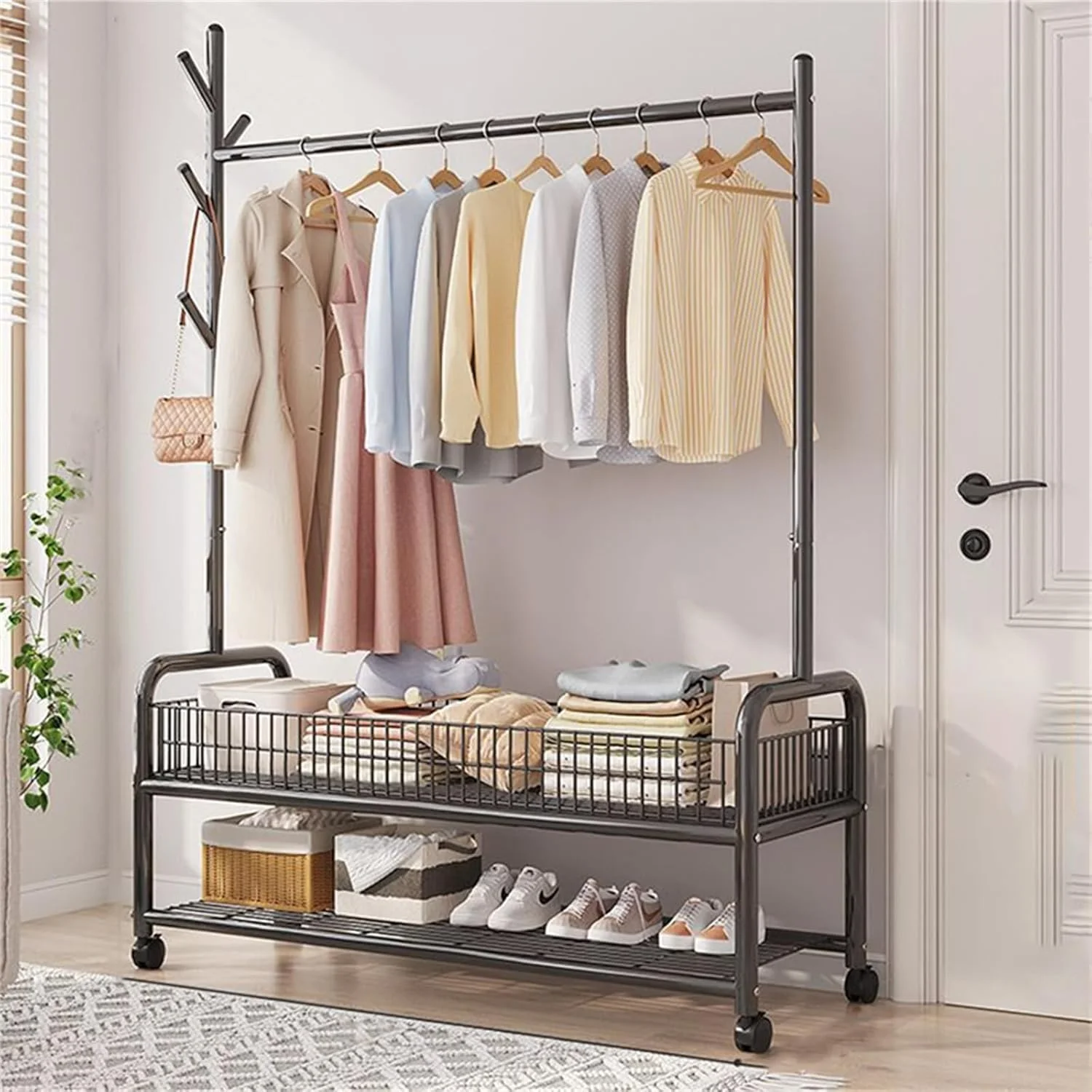 رگال لباس فلزی متحرک MOTIM با چرخهای 360 درجه، سازماندهنده لباس با قفسههای زیرین، سبد و 4 آویز برای لباس، کلاه و کیف (مشکی، 120 * 35 * 176 سانتیمتر) رگال لباس فلزی متحرک MOTIM با چرخهای 360 درجه، سازماندهنده لباس با قفسههای زیرین، سبد و 4 آویز برای لباس، کلاه و کیف (مشکی، 120 * 35 * 176 سانتیمتر)