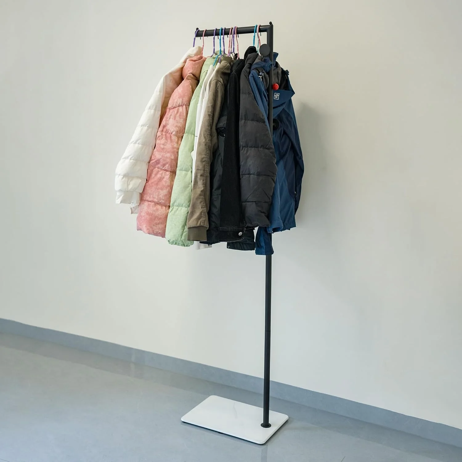 رخت آویز مدرن، پایه رخت آویز، ایستاده، پایه سنگین سفید براق، محل نگهداری کت، ژاکت، شال، کلاه، کیف دستی، طراحی ساده شده به شکل "7" رخت آویز مدرن، پایه رخت آویز، ایستاده، پایه سنگین سفید براق، محل نگهداری کت، ژاکت، شال، کلاه، کیف دستی، طراحی ساده شده به شکل "7"