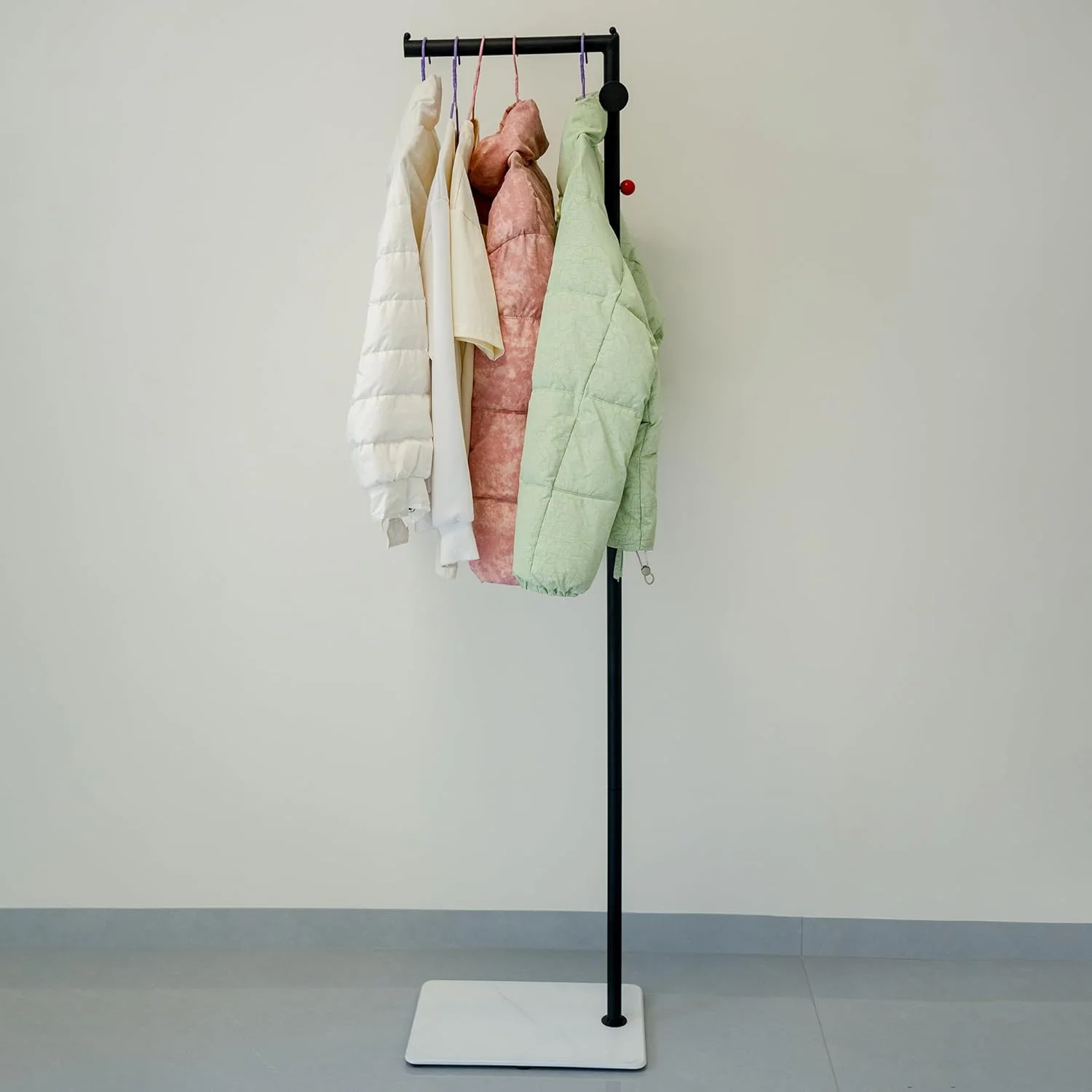 رخت آویز مدرن، پایه رخت آویز، ایستاده، پایه سنگین سفید براق، محل نگهداری کت، ژاکت، شال، کلاه، کیف دستی، طراحی ساده شده به شکل "7"