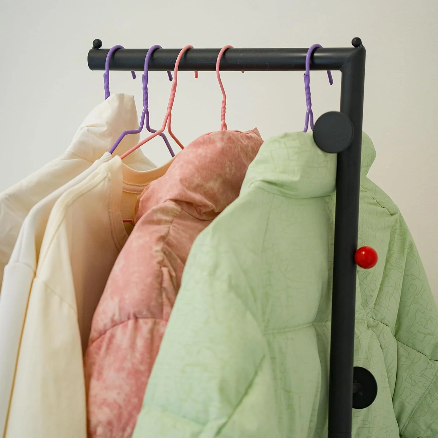 رخت آویز مدرن، پایه رخت آویز، ایستاده، پایه سنگین سفید براق، محل نگهداری کت، ژاکت، شال، کلاه، کیف دستی، طراحی ساده شده به شکل "7"