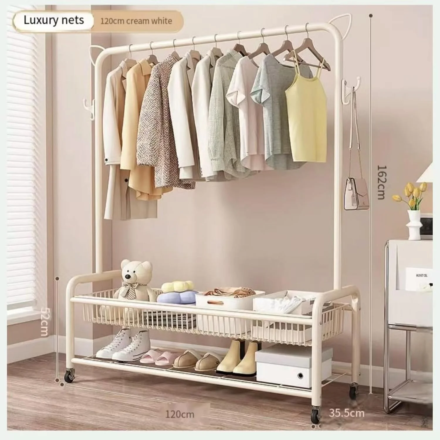 رگال لباس چرخ دار با سبد ذخیره سازی، استند لباس فلزی با چرخ، قاب فلزی محکم، میله قابل تنظیم، طراحی صرفه جویی در فضا، رگال لباس سفید