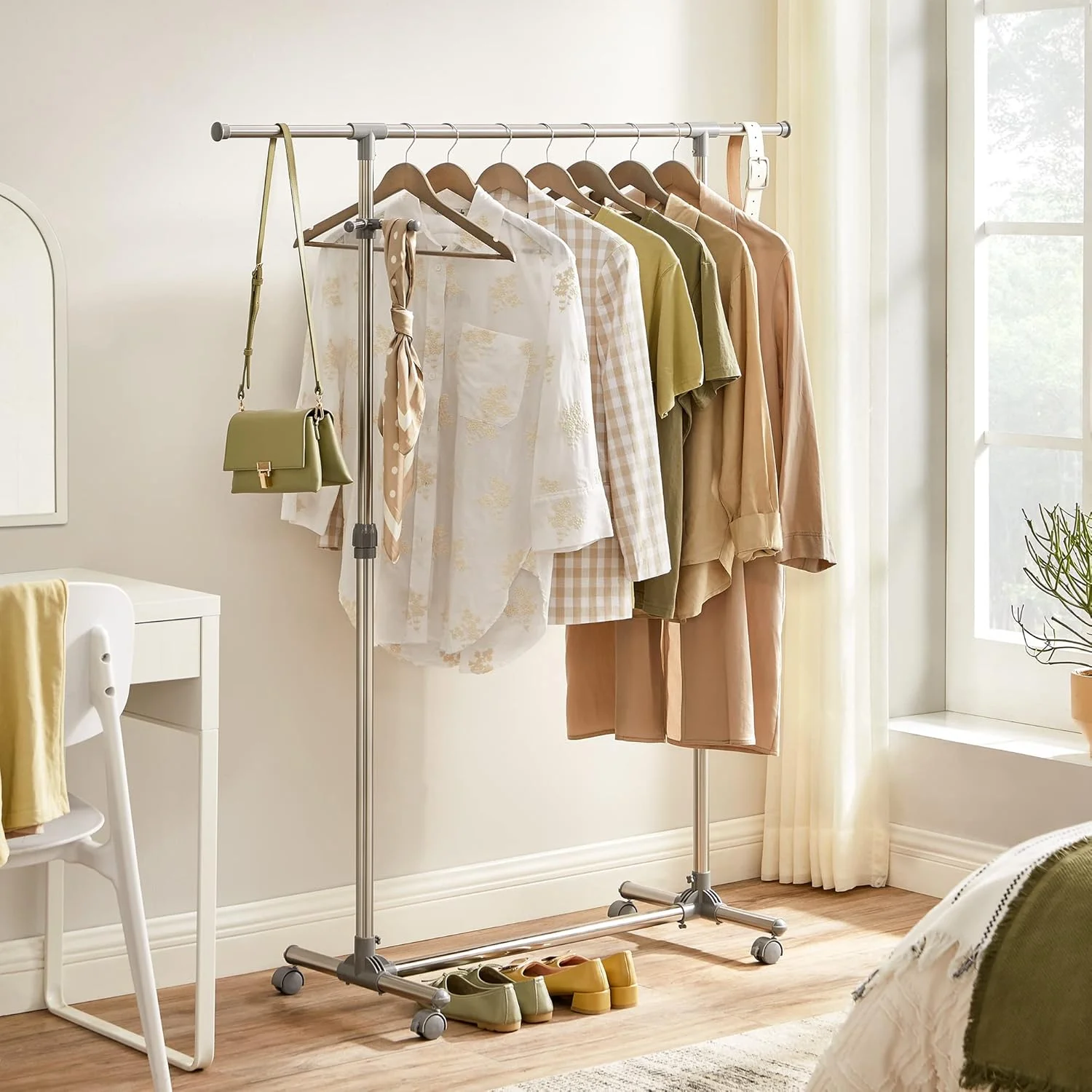 رگال لباس قابل تنظیم SONGMICS، ریل آویز کت، استند لباس با چرخ، لوله روکش شده از جنس استنلس استیل، قلاب کت اضافی، خاکستری Llr01G، (87-150) x 44 x (97-165) سانتی متر