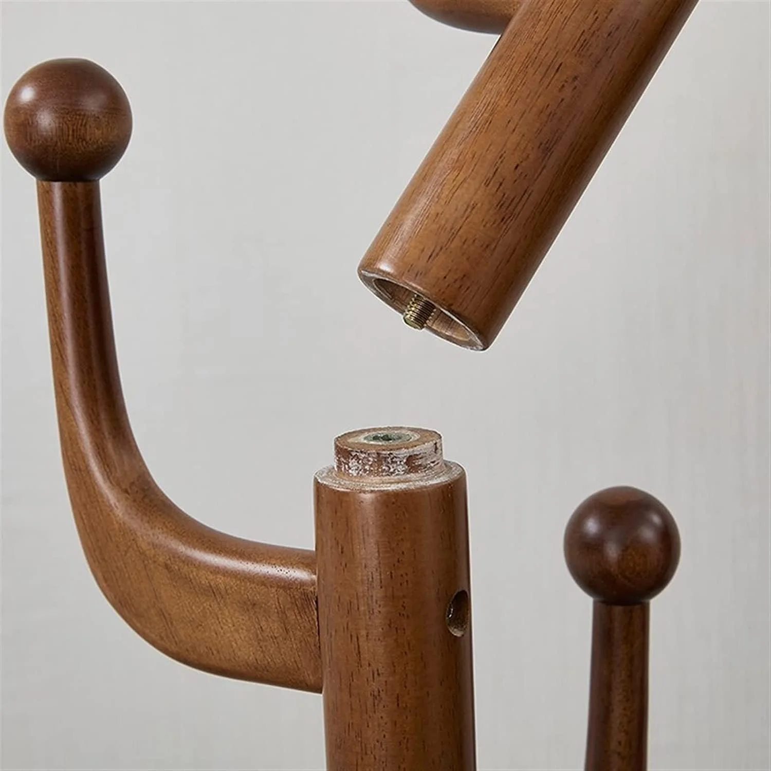 جالباسی ایستاده چوبی با طراحی کمجا و ۷ آویز، مناسب اتاق خواب، طراحی ساده به سبک چینی، پایه گرد، مناسب برای کلاه، لباس، کیف، شال و ورودی منزل (رنگ چای - ۴۰ * ۱۸۲ سانتیمتر) جالباسی ایستاده چوبی با طراحی کمجا و ۷ آویز، مناسب اتاق خواب، طراحی ساده به سبک چینی، پایه گرد، مناسب برای کلاه، لباس، کیف، شال و ورودی منزل (رنگ چای - ۴۰ * ۱۸۲ سانتیمتر)