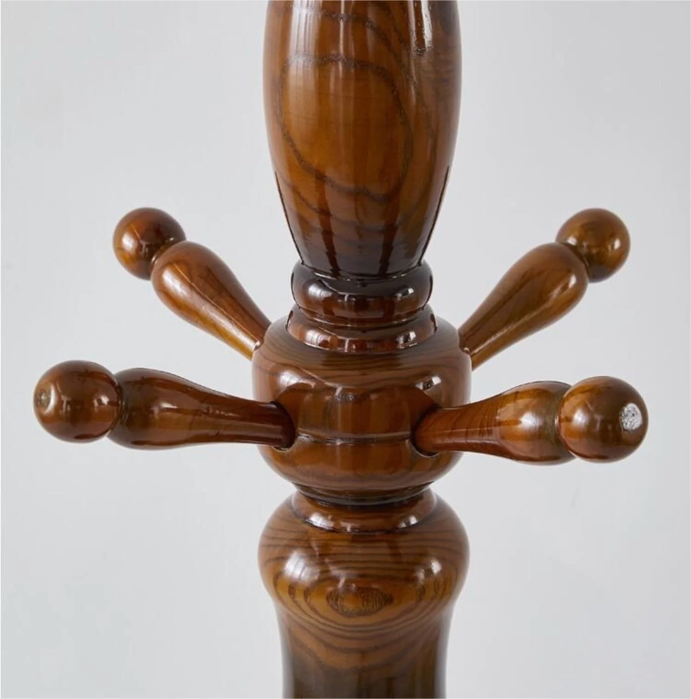 جالباسی ایستاده چوبی با طراحی کم‌جا، دارای ۱۲ آویز و پایه گرد مقاوم برای کلاه، کیف و لباس - مناسب ورودی منزل (قهوه‌ای - ۱۸۷ سانتی‌متر)