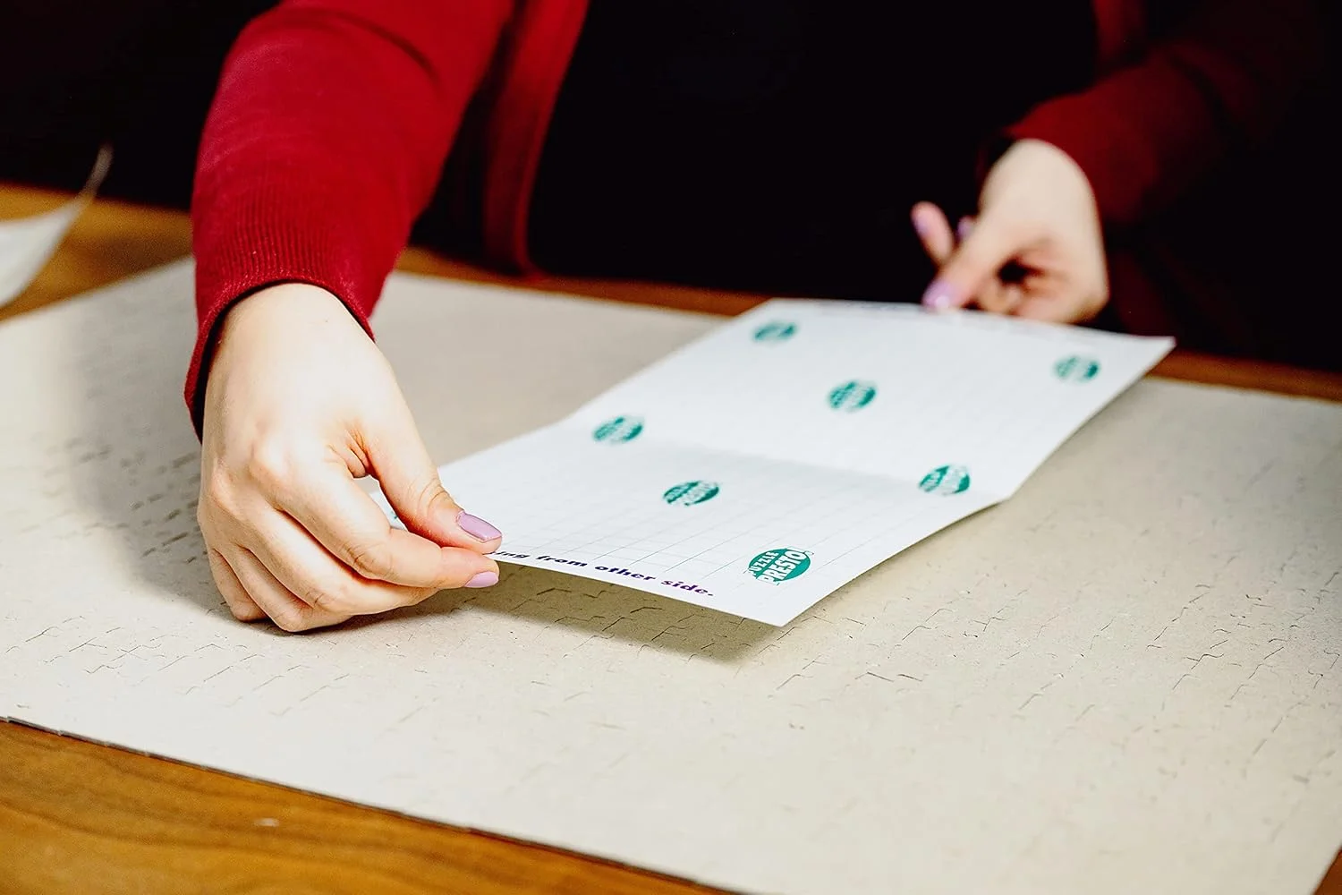 چسب نگهدارنده پازل بوفالو گیمز: روشی عالی برای نگهداری پازل تکمیل شده شما! چسب نگهدارنده پازل بوفالو گیمز: روشی عالی برای نگهداری پازل تکمیل شده شما!