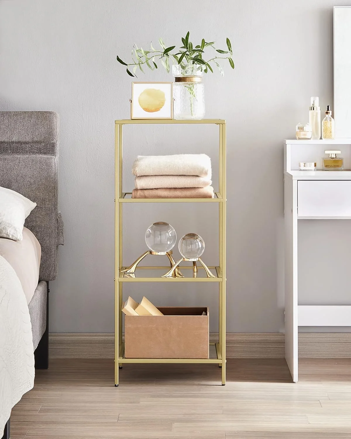 قفسه کتاب VASAGLE، قفسه کتاب 4 طبقه، واحد قفسه بندی باریک، پایه قفسه کوچک برای اتاق خواب، حمام، دفتر کار خانگی، شیشه سکوریت، قاب فولادی، طلایی متالیک ULGT28G