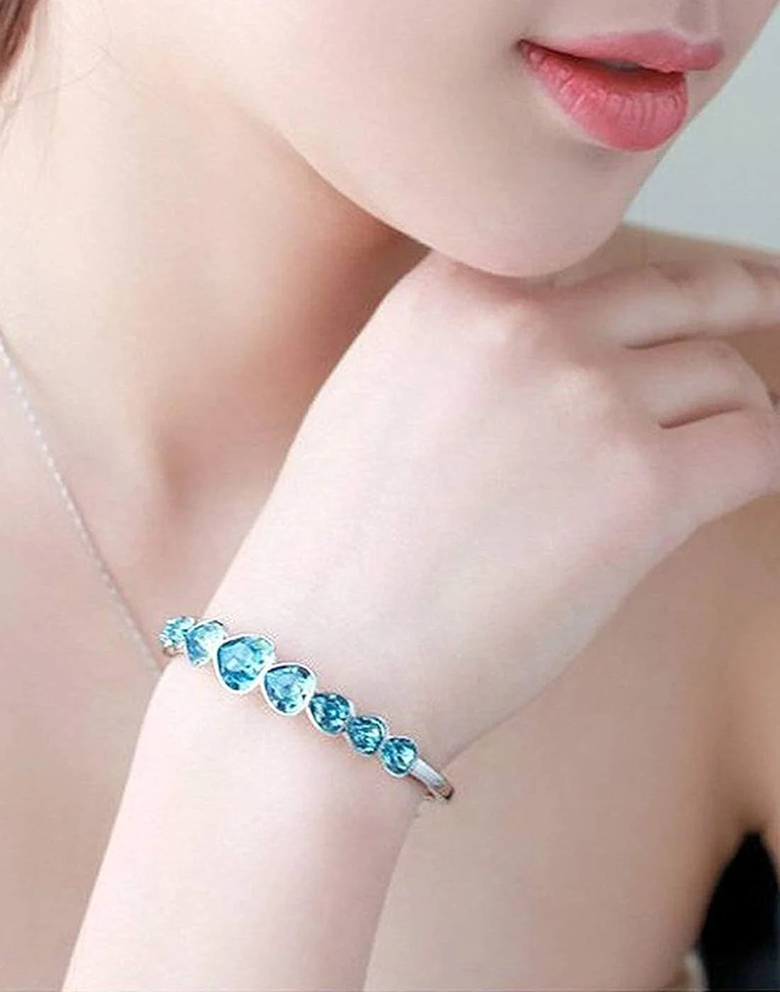 دستبند زنانه شیک و مجلسی نگین دار با روکش نقره ای و پلاتین دستبند زنانه شیک و مجلسی نگین دار با روکش نقره ای و پلاتین