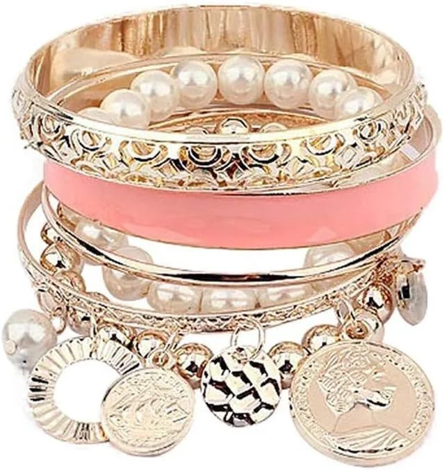 دستبند النگویی فلزی و مرواریدی زنانه با آویز سکه ای