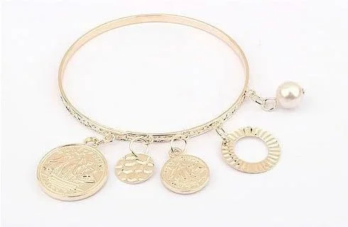 دستبند النگویی فلزی و مرواریدی زنانه با آویز سکه ای