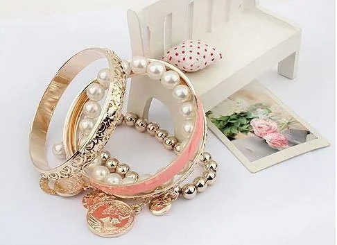 دستبند النگویی فلزی و مرواریدی زنانه با آویز سکه ای