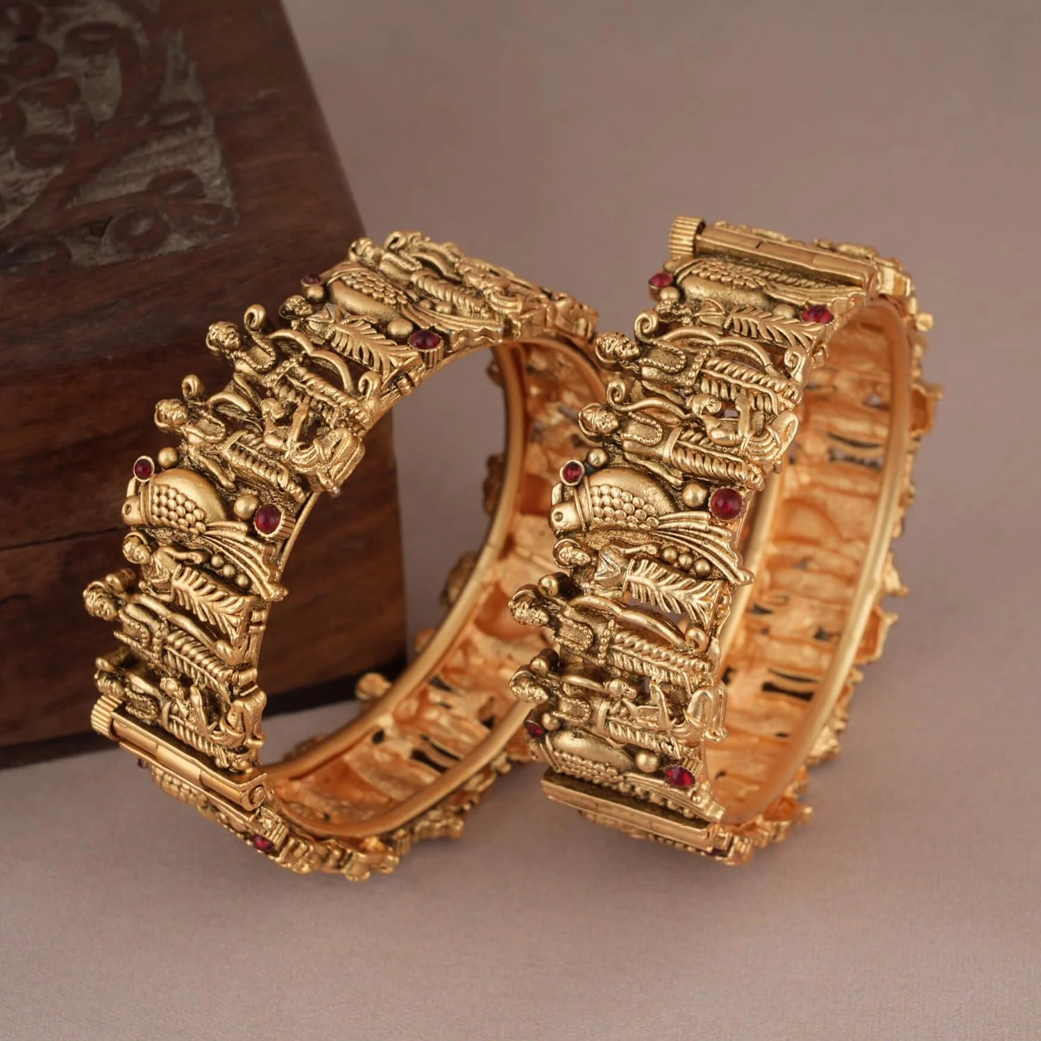 دستبند النگویی زنانه طرح رام سیتا با روکش طلای 18 عیار | ست 2 عددی | جدیدترین النگوهای کادای سنتی شیک | مشابه جواهرات طلای واقعی | النگوهای معبد رام پریوار | دستبند النگویی زنانه طرح رام سیتا با روکش طلای 18 عیار | ست 2 عددی | جدیدترین النگوهای کادای سنتی شیک | مشابه جواهرات طلای واقعی | النگوهای معبد رام پریوار |