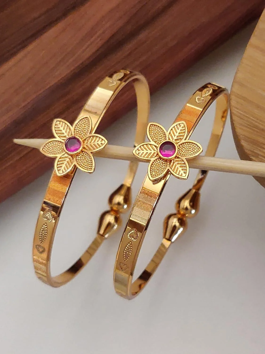 ست دو عددی دستبند النگویی زنانه با طراحی مدرن و سنتی، روکش طلای 18 عیار، قابل تنظیم (طلایی) (15233b) از Shining Diva ست دو عددی دستبند النگویی زنانه با طراحی مدرن و سنتی، روکش طلای 18 عیار، قابل تنظیم (طلایی) (15233b) از Shining Diva