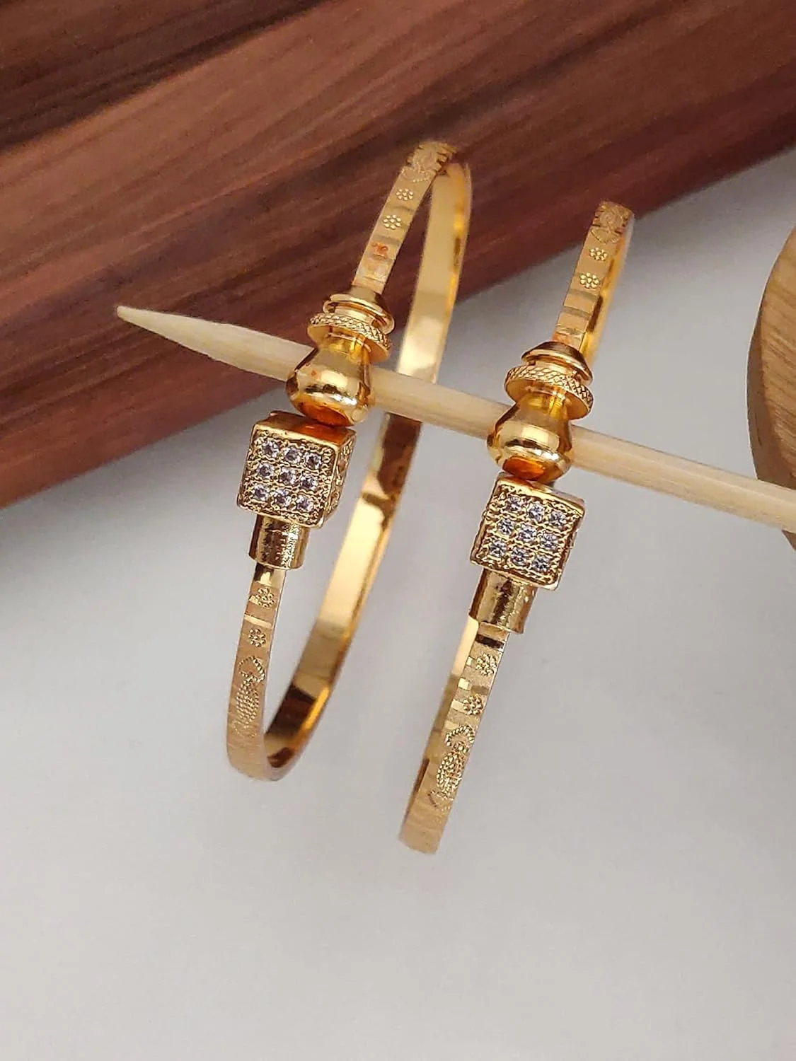 ست دو عددی دستبند النگویی زنانه با طراحی مدرن و سنتی آبکاری طلای 18 عیار از شاینینگ دیوا (طلایی)(15251b)، سایز آزاد، فلزی، بدون سنگ قیمتی