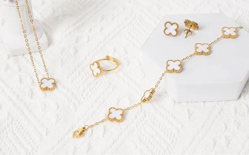 ست زیورآلات زنانه و دخترانه شامل دستبند، انگشتر، گوشواره، گردنبند و آویز طرح شبدر، جدیدترین و شیک ترین مدل از جنس استیل ضد زنگ