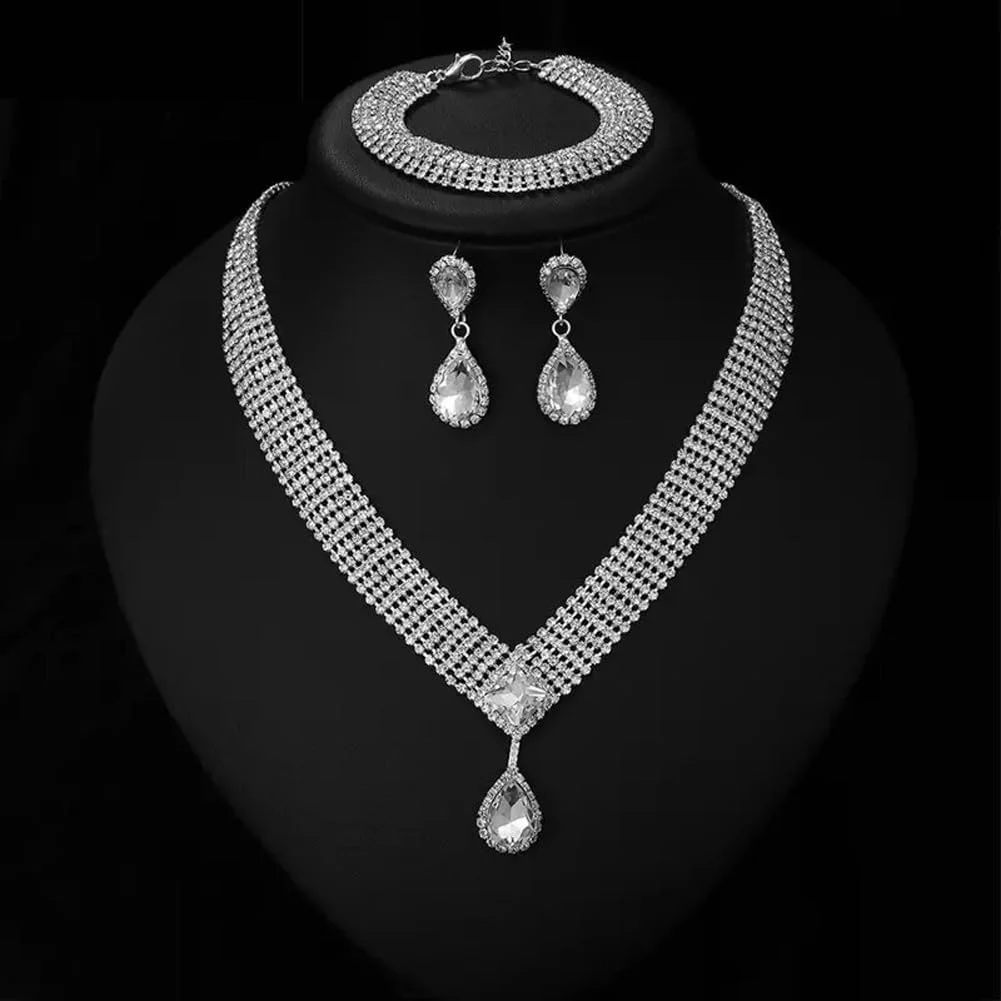 ست جواهرات زنانه شامل گردنبند، گوشواره و دستبند با طراحی شیک و نگین های کریستالی