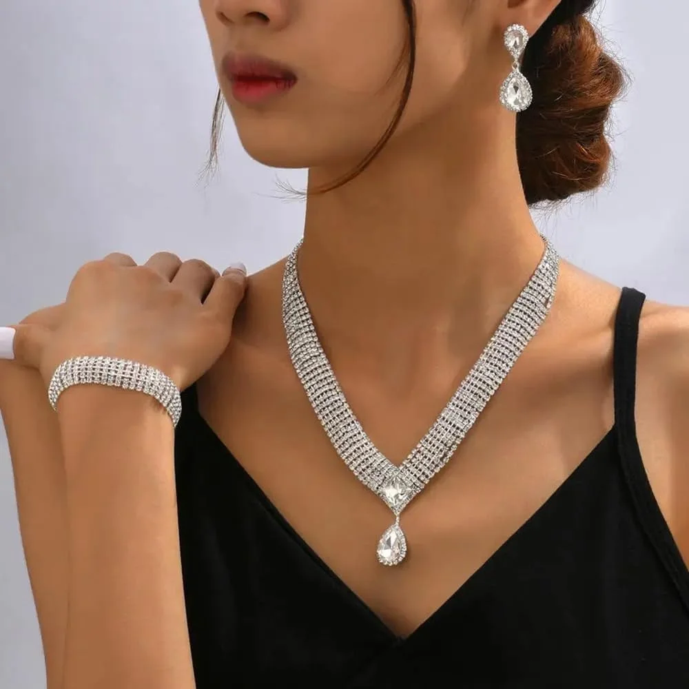 ست جواهرات زنانه شامل گردنبند، گوشواره و دستبند با طراحی شیک و نگین های کریستالی