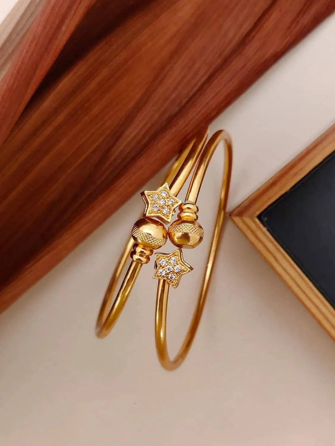 دستبند النگویی طلایی رنگ زنانه با طراحی جدید و سنتی شاینینگ دیوا - سایز آزاد - جنس فلز - بدون سنگ قیمتی (rrsd13710b) دستبند النگویی طلایی رنگ زنانه با طراحی جدید و سنتی شاینینگ دیوا - سایز آزاد - جنس فلز - بدون سنگ قیمتی (rrsd13710b)