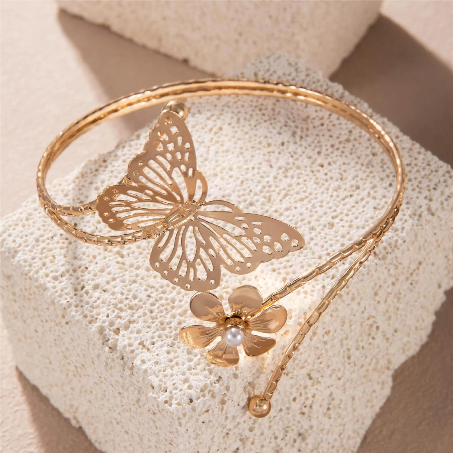 دستبند بازوبندی شیک و طلایی رنگ زنانه و دخترانه دستبند بازوبندی شیک و طلایی رنگ زنانه و دخترانه